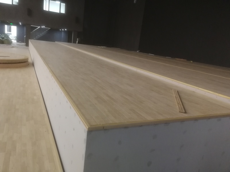 河北承德灤平一中升降舞臺(tái)木地板施工案例2